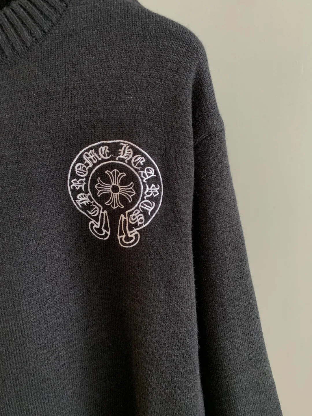 P370 High quality (photo directly without any editing) Chrome Hearts crew neck sweater Classic one-piece woven yarn jacquard craft Customized wool blend material Delicate and soft touch Can directly contact the skin Let the warm yarn change into a delicate texture Craft 1: Jacquard tissue imported from Germany Precisely control the arrangement and interweaving of yarns Carefully interweave jacquard artistic pattern inlays on the loom to make the fabric more vivid and three-dimensional Craft 2: Use towel embroidery craft A traditional hand-made embroidery technology that uses stitches to embroider. It is completed by changing the hooking action of a special machine head, and the coils are interlocked one by one, thus bringing about a towel-like texture and effect. Process 3: Curved thread structure. By changing the stitching method and the arrangement of yarns during the knitting process, the yarns show a curved distribution in the fabric. Process 4: Softening and deodorizing process of garment washing water. Deep cleaning and deodorizing of clothes through professional washing equipment and specific detergents. Improve the feel and appearance of clothing Fit: Loose fit Unisex Size: S M L XL XXL